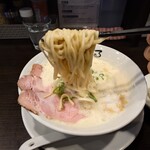 鶏そば響き - 麺は、確かにラーメンの麺というよりも
うどんみたいな弾力感、腰やツルッとさがある
面白い食感だった