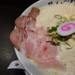 鶏そば響き - レアチャーシューには変な味わいやクドさ
嫌な味わいは一切無くて、旨味感のある
美味しい味わいだなあ♪