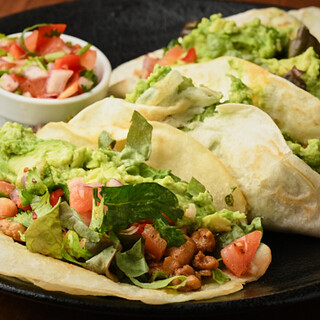 タコス・ガパオなどスパイス香る多国籍料理。食べ飲み放題もあり