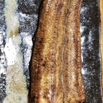 かぶと - 浜名湖　天然鰻の白焼き　油ののり、皮の柔らかさ、弾力性や香り。とても上品