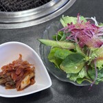 焼肉 雷 - サラダ＆キムチ