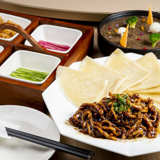 甘辛い豚肉が主役の2つの料理。クレープや煮込みでどうぞ