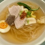 元祖 平壌冷麺屋 - 顆粒状の唐辛子が旨味を増幅させる。