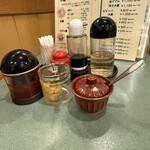 元祖 平壌冷麺屋 - 卓上にはコチジャン他、置いてある。