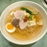 元祖 平壌冷麺屋 本店 - 平壌冷麺。半透明なオレンジ色の澄んだスープ。