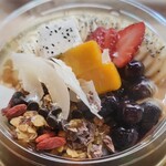 cafe BONHOMME - 自家製アサイーを使用し、砂糖を使わずフルーツ本来の甘みを活かした一杯。
グラノーラとフレッシュフルーツをトッピングした、ヘルシーで満足感のあるボウルです。