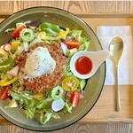 cafe BONHOMME - ベジタコライス自家製ミートのタコライスと、彩りサラダが一緒に食べれる一皿です！九州の新鮮で濃厚な卵を使った温泉卵の相性は抜群！
お好みで、ホットソースをかけていただくとピリっと大人なお味に✨シークワーサーを搾ってさっぱりエスニックなお味に✨味の変化も楽しみながらお召し上がりいただけます！！