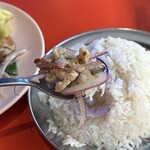 タイ屋台999 - スプーンにジャスミンライスとラープガイを乗せて、一口で！