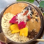 cafe BONHOMME - 自家製アサイーを使用し、砂糖を使わずフルーツ本来の甘みを活かした一杯。
グラノーラとフレッシュフルーツをトッピングした、ヘルシーで満足感のあるボウルです。