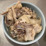 渋谷カオマンガイ - 山盛りの骨入りスープ