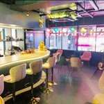 cafe BONHOMME - 可愛い家具や一点ものの家具に囲まれた、まるでインテリアショップのようなカフェ。
店内には、オーナーがセレクトした個性あふれる家具や雑貨が並び、どこを切り取っても絵になる空間が広がります。

ゆったりとした時間を演出。
「ここにしかない」特別な空間で、コーヒーやお食事を楽しみながら、日常を少しだけ離れたひとときをお過ごしいただけます。