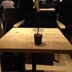 カフェ ベネ - ゆったりとした席。スーツケースも机の下に置けます！