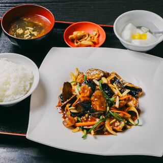 自慢の料理がお得に味わえる5種類のランチ定食！