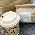 豆虎 神保町焙煎所 - お店の前のベンチでパチリ