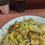 ラーメン二郎 - アブラのコーラ煮を乗せる。