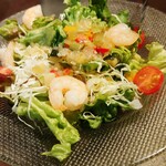 ワインとオマール海老の店 UOMO - ぷりぷり海老のイタリアンサラダ