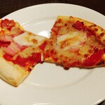 ワインとオマール海老の店 UOMO - ベーコンとモッツァレラのトマトピザ