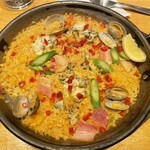 La Pesquera MARISQUERIA - タラと浅利、ベーコンのパエリア