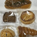 メゾン・デ・シャノワール - 焼きそばパン 250円　黒糖むしパン 220円　かぼちゃパイ 290円　アップルパイ 270円　カスタードコロネ 250円