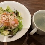 ハンバーグ・ステーキ グリル大宮 - セットのサラダとワカメスープ