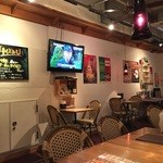 伊藤家の食卓 - 細長な店内はお洒落な雰囲気です。