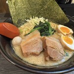 横浜家系ラーメン 赤家 - 料理写真:赤盛りラーメン(醤油)¥1060