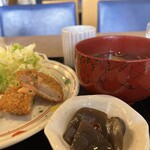 米nico - 赤だしのお味噌汁、こんにゃくのピリ辛煮小鉢、海老カツ