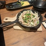 【個室居酒屋】日本酒 十八番ohako 横浜本店 - せせりの鉄板焼き　なんか味付け美味しすぎて無限に酒