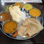 アーンドラ・ダイニング 銀座 - ６つのカトリは、左から時計回りにサンバル、ラッサム、ポリヤル、マトンクルマ、アビヤルバターチキン