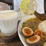 じわじわカレー - ラッシー美味しいです。