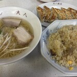 大八 - Aセット 塩ラーメンとチャーハン。追加でギョーザ