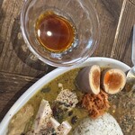 じわじわカレー - 変人辛。全部かけると相当な辛さです。少しずつかけながらいただくと身体がどんどんあったかくなります。辛いです。