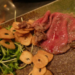 シャカ - 薄切りステーキ、ニンニクチップとカイワレ大根