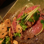 シャカ - 薄切りステーキには、カイワレ大根とニンニクチップを巻いて