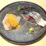 鮨 銀座 おのでら - 鮃のカラスミ添えと鯖のお造り