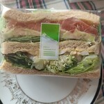 コウジ サンドイッチ - えびとサーモン。