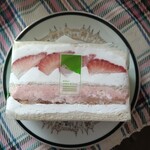 コウジ サンドイッチ - いちごとバタークリーム。タルト生地が入っていて面白い食感♪