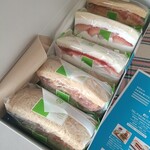 コウジ サンドイッチ - 箱に並んだ姿がステキ