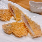 おさかな心技体 - 名物生アジフライ！中が生！タルタルとニラダレで食べます。これが飲めるアジフライ…