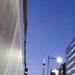 デニーズ - 残っている様です。もしも、従来の慣例通りに、下の御名前から町名が付けられていたら、権兵衛町に、成っていたのかも知れませんね。名主が代わる事に因り、町名が変わる事は、当時でも異例で、在ったらしいです。