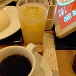 デニーズ - には、汐留の、貨物用の土地が既に拡がっており、新たにモノレール建設用の、敷地を取得するには、近隣の、生活されている民間の方々に、代々住み続けて来た住居を、立ち退いて貰う等しか手段が無く、それで新橋の