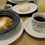 デニーズ - 何処かで公開する事はしませんが、遊びで某アプリで静止画から動画を作成するのが面白いです。でもやはり【何か】が自然では無いのですよね。多分『お利口さん』過ぎて演出が揃い過ぎて、それ等が逆に、人工的なもの