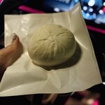 鹿港 - クルマの中でひとまずかぶりついた肉まん