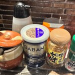ヌードルズキッチン ガナーズ - 【カウンター席】卓上調味料
