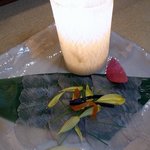 酒肴 和亭 - ２品目です。寒鮃（かんびらめ）のお造りです。この料理も楽しませてくれますね。まず、見た目からやられました。非常にニクイ演出ですね。
