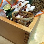 酒肴 和亭 - ６品目です。泉ダコの塩焼です。とうとう、登場しましたよ。店主さん、お勧めの泉タコです。大きな枡に入って出てきましたよ。見た目もいい感じですね。