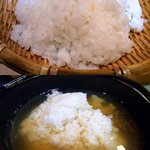 酒肴 和亭 - しゃぶしゃぶを楽しんだ後は雑炊で〆ます。ザルに茶碗１杯分のご飯が運ばれてきます。ご飯を投入して炊き上がるのをしばし待ちます。