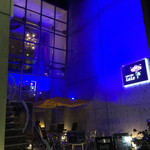 LaLa Cafe - 青い光を放った雰囲気ある外観