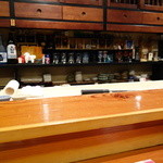 鮨匠 のむら - 焼酎も豊富　カウンター右手