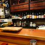 鮨匠 のむら - 焼酎も豊富　カウンター左手